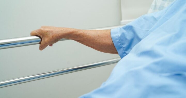 nowa-infolinia----helpline----wspiera-osoby-z-alzh-auto-3810